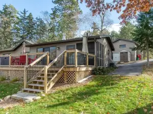 Family boating cottage on Whitefish Chain of Lakes