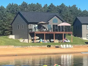 Modern 4 bedroom Lake House on Private Lake near WI Dells/Castle Rock Lake