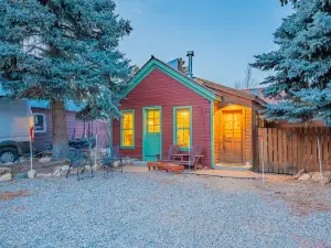 2 Bed 2 Bath, Downtown CB, Hot Tub, Fireplace, Parking, Yard! Nordic skiing!