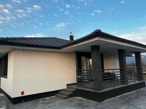 4-Bed Villa Retreat - BBQ Garden & Stunning Views