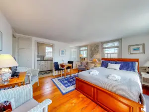 Lovely studio w/full kitchen/free WiFi- next to river/antique shops/restaurants