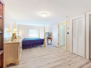 Secluded, dog-friendly home with screened porch, firepit, fireplace & W/D
