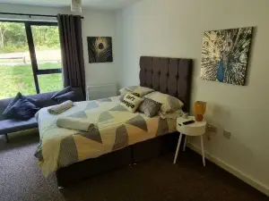 360 Serviced Accommodations - Brentwood 2 Bedroom Executive Apartment with Secure Parking