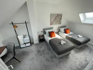 3 Bedroom New House with Wi-Fi Sleep 5 by Home Away from Home
