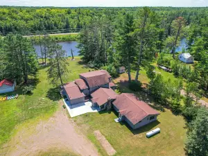 Spacious Winter Retreat w/ River Access + Kayaks!