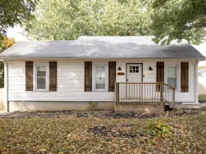 Hot Tub and Fire Pit near Mammoth Cave National Park- Pet Friendly