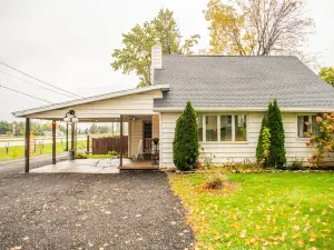 COZY 4 BEDROOM COTTAGE near Peru-NEXT TO Cafe & Vintage Market Place