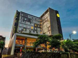 Yello Hotel Jemursari