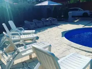 Mika’s Poolhouse