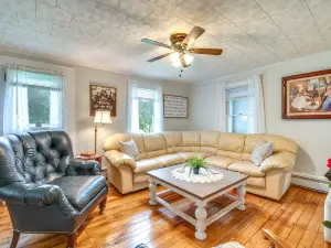Hop Bottom Home w/ Private Yard & Fire Pit!