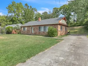 Cozy Retreat in Cincinnati 3 Bedroom Home by Redawning