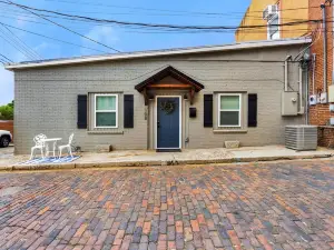 Comfy Cottage Walking Steps From Shopping/Dining/Taproom/Spa