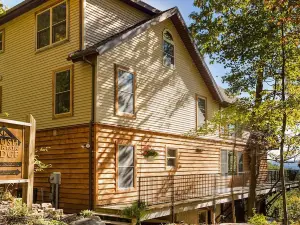 Luxury Timber Frame Mountaintop Lodge, Stunning Views, 5 Suites, Chef's Kitchen