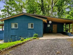 Vintage Smith Lake Fishing Cabin Retreat!