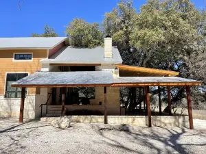 Porter's Tree Haus, Private Riverfront @Vacation Frio River Sleeps 17-34