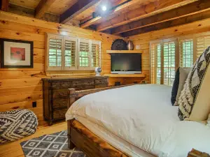 Iron Mountain Lodge 3 Bedroom Cabin by RedAwning