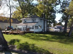 Wenopa - Charming 3-bedroom home on a Lake Manitou peninsula in Rochester