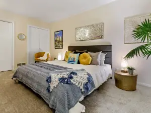 Chic Retreat - Big Apple Vibe, Parking, Dining, Shopping