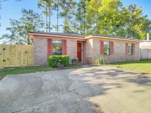 Patio for Al Fresco Dining: Home in Hinesville!