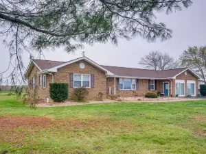 Deck & Pasture Views! Bealeton Farmhouse Escape