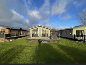 Charming 2-Bed Lodge in Pwllheli North Wales
