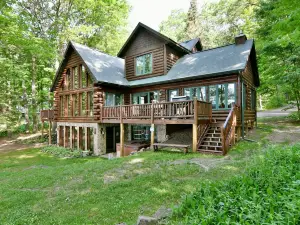 Lumberjack Lodge 5 Bedroom Home by RedAwning