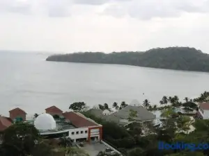 12C Sunny Luxury Resort Beachfront Oceanview