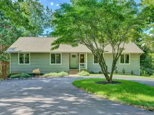 LOCATION! Restaurants, Shops! Waterfront Quiet, Golf Community Game Room Bunks