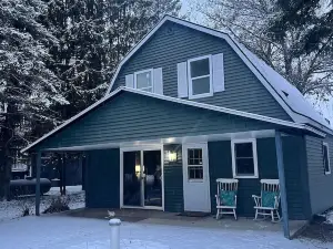 Family friendly lakeside cottage, stunning views!