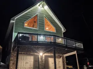Charming, cozy, rustic Chalet.. Hollywood Hills, OLD FORGE, NY