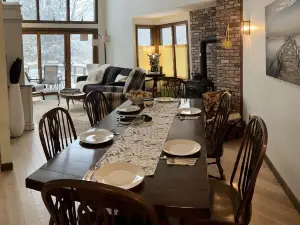 Eastman Lakeside Condo. Fabulous location! Use of 4 kayaks. Short walk to beach.