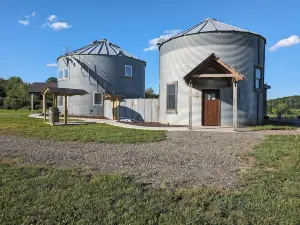 Luxury Silo, King bed Wi-Fi, Hot Tub Xtra