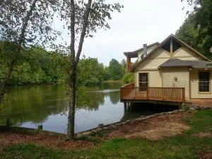 Lakehouse Retreat Minutes From The Oxford Square