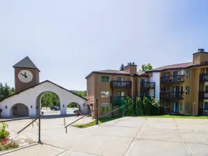 Ski-in/out condo with patio, full kitchen & high-speed WiFi