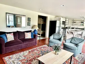 Scenic Hideaway with Mountain Views, Modern Amenities