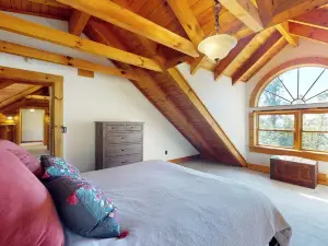 Lakeside- Mountain View Lodge on Lake Champlain in delightful Bridport