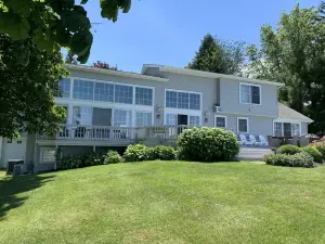 Lakefront Oasis near Lewiston & Niagara Falls