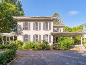 Monroe Manor Inn