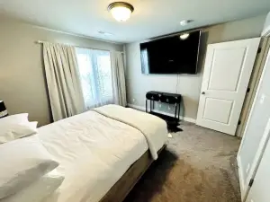 Newburgh Newsie - 3BR, 2.5BA, Gym, Patio, New Construction in Amazing Location!