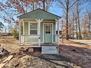 톨레도 베드의 경치를 감상할 수 있는 햇빛 가득한 '캣피시 캐빈'