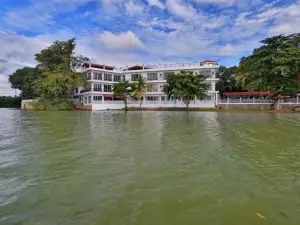 Centauria Lake Resort