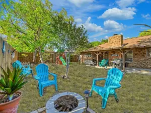 Kerrville Hidden Gem with Firepit and Grill - Great Location