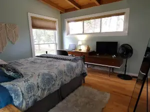 Mid Century Modern home 2 minutes from the beach and trails close to everything!