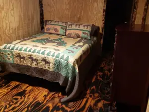 This secluded cabin is tucked away in the mountains. With a handicap access ramp