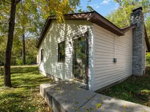 Rustic River Retreat- located right on the Whitewater River!