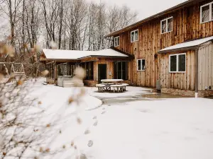 Cheerful Family Manor- Sleeps 25 w/hot tub and private pool in Amish Country