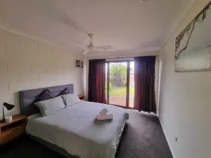 Cosy & Convenient: pools, shops, uni, hospital