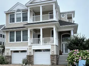 4-bedroom vacation home just a short walk to the Beach and town