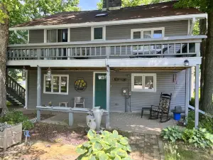 Spacious Lakefront House, Walkable to Indiana Beach