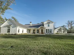 The Sage Farmhouse- A modern farmhouse on 27 acres just 25 mins from Round Top